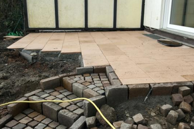 Terrasse aus Betonfliesen und Natuerstein