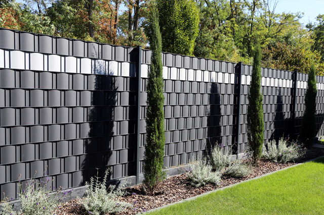 Doppelstabmattenzaun mit Sichtschutz